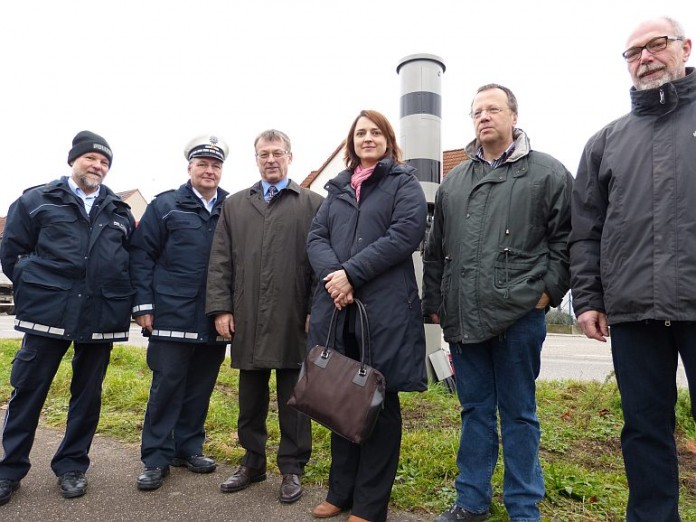 Kersten Rößner, Herbert Riesenbeck, Bürgermeister Ulli Hockenberger, Amtsrichterin Doktor Carola Otto, Rolf Ritter und Gondulf Schneider (von links) vor der Vitronic-Geschwindigkeitsmessanlage in Helmsheim.